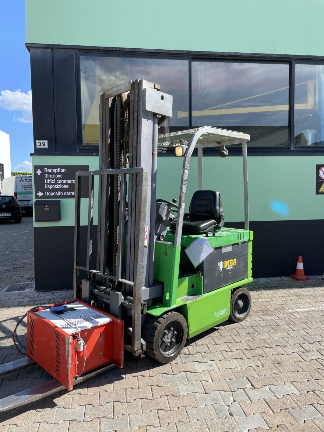 Carrello elevatore elettrico frontale Cesab compatto da 20q.