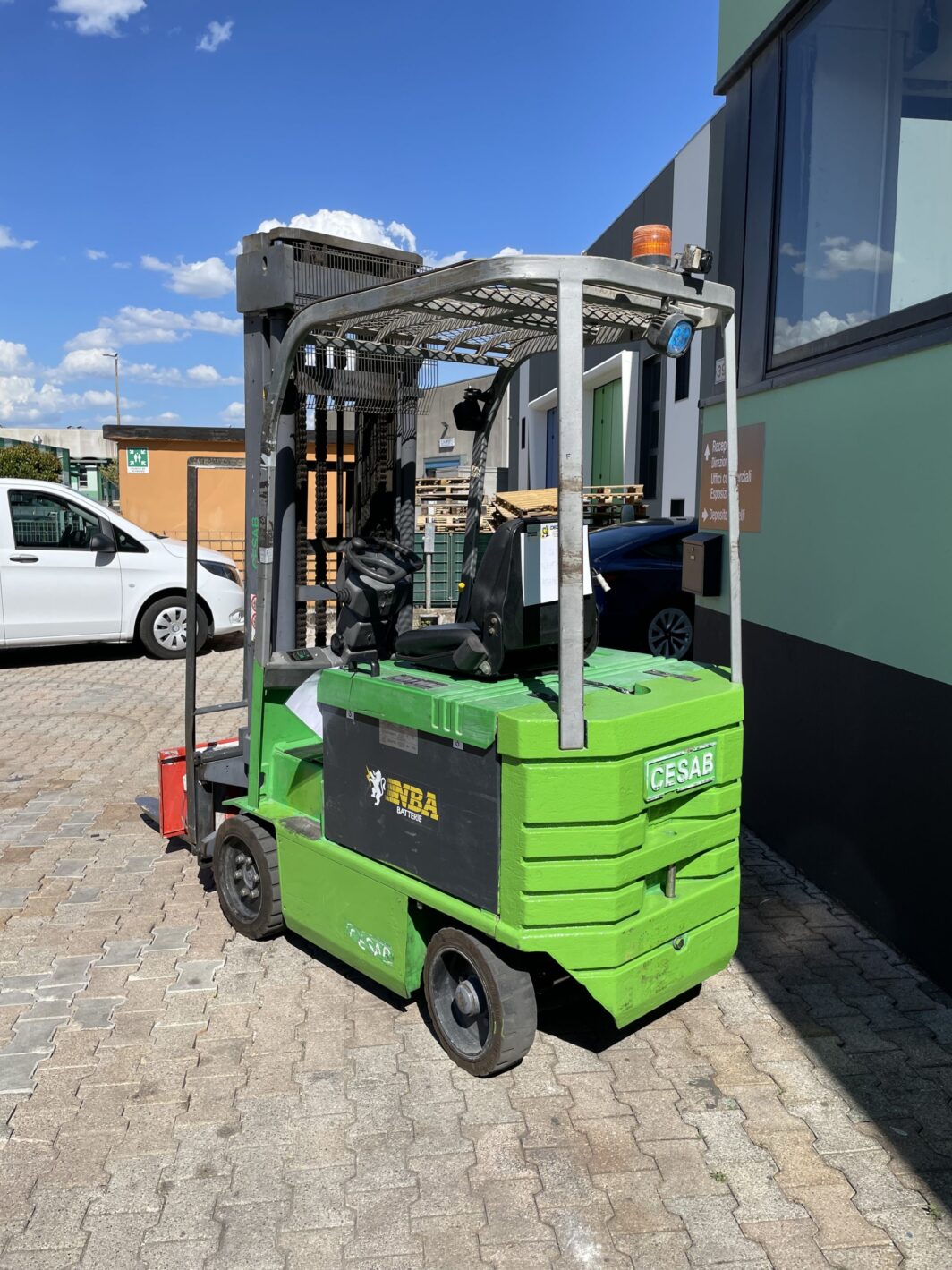 Carrello elevatore elettrico frontale Cesab compatto da 20q.