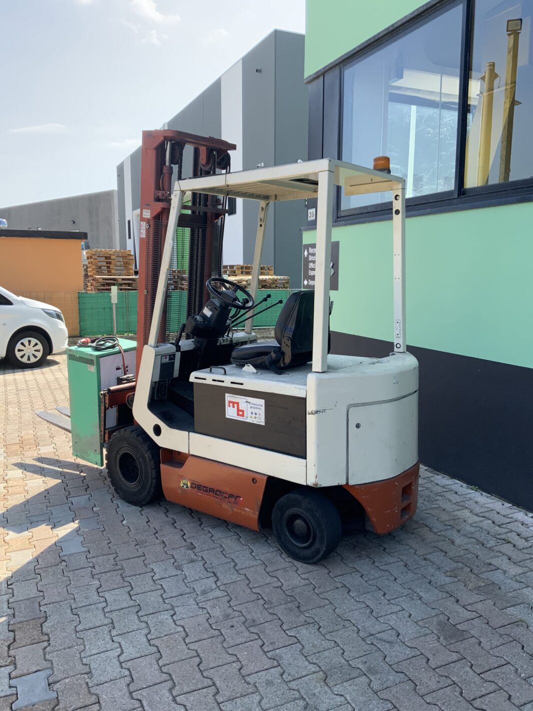 Carrello elevatore frontale elettrico muletto usato Nissan da 25q Degrocar Vicenza